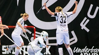 Jennifer Stålhult jublar med båda armarna i luften efter att ha gjort mål.