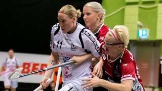 Louise Wickström, i Täbydress, håller undan KAIS Mora-spelarna Anna Wijk och My Kippilä