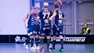 Mullsjös Pelle Tarenius, Sebastian Palmqvist, Anton Vestlund och Kasper Hedlund kramas om efter att laget gjort mål.