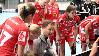 Jönköpingsspelarna står samlad tränaren Johan Ivarsson som sitter hukad vid spelarbänken.