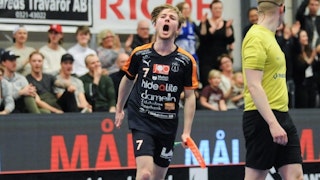Mullsjös Kim Ganevik vrålar ut sin glädje efter ett mål. I bakgrunden skymtar läktaren och till höger i bild blickar en domare bort från kameran.