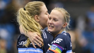Närbild på Warbergs lagkapten Camilla Halldén, till höger i bild, som kramar om tvåmålsskytten Jenny Dahl.