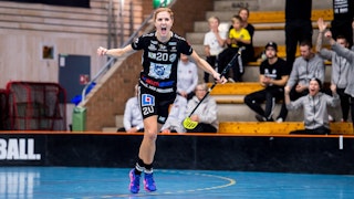 Dalens Frida Eriksson sträcker ut armarna åt sidan och skriker ut sin glädje efter att ha gjort mål.