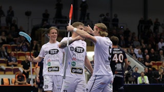 Växjös Jesper Sankell kramar om sin lagkamrat Ludwig Persson efter ett mål. Bakom dem ansluter en glad Markus Jonsson.