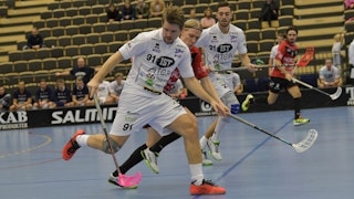 Växjös nummer 91 Christopher Holmrér i duell med en motståndare.