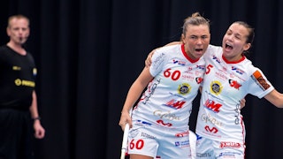 Jönköpings Felicia Glad och Micaela Lundmark jublar efter ett mål förra säsongen.