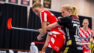 Endres Moa Svanström, till höger i bild, håller om Pixbos Eliska Krupnova i en duell.