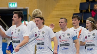 Kalmarsundspelarna, med lagkaptenen Johan Wittberg i fokus, står uppradade och ger varandra en high-five.