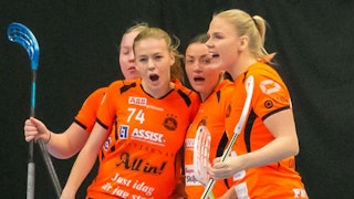 Rönnbys Lisa Söderlund och Jennifer Lindholm kramar om Angelica Nordfeldt efter hennes mål.