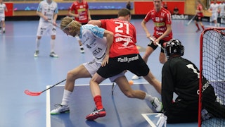 Duell framför mål när Storvretas Jesper Berggren försöker slå bort bollen.