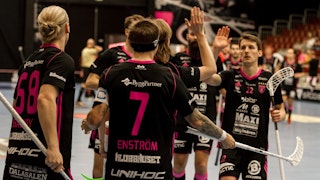 Faluns Emil Johansson, till höger i bild, ger sina lagkamrater en highfive. Centralt i bild, med ryggen mot kameran, står Rasmus Enström.