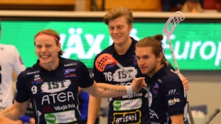 Till vänster i bild jublar Växjös Jesper Sankell och sträcker ut sina armar. Bakom sig har han Ted Nivestam och Manuel Engel.