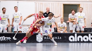 Hård kamp om bollen mellan Pixbos Charlie Sköld, till vänster, och Storvretas Mattias Samuelsson till höger.