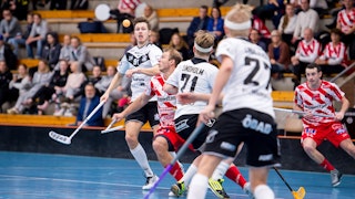 Örebros Marcus Ekengren och Pixbos Charlie Sköld, båda omringade av andra spelare, går upp i en duell om en höjdboll.