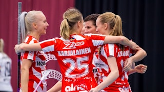 Pixbos Mia Karjalainen, centralt i bild med ryggen vänd mot kameran, kramar om sina lagkamrater.