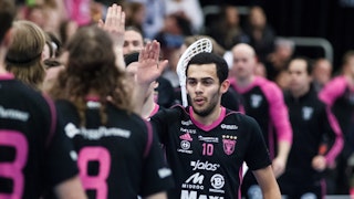Omar Aldeeb, i fokus centralt i bild, ger sina lagkamrater en high-five efter ett mål.