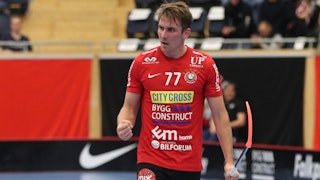 Storvretas Tobias Gustafsson knyter högernäven efter att ha gjort ett mål.