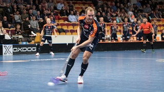Mullsjös Isac Rosén dribblar med bollen. I bakgrunden syns Mullsjöbänken samt läktaren.
