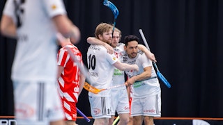 Tre glada Linköpingsspelare i vita tröjor jublar och kramar om varandra. Bredvid går en Pixbospelare iväg åt andra hållet.