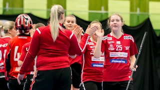 Ö-vikspelarna uppställda på två rader efter ett mål. Längst fram, till höger i bild, går Hanna Kristoffersson och ger en lagkamrat en high-five.