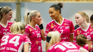 Malmös Johanna Ejdelind, nummer 25, och Yamou Njai, nummer 7, bjuder på ett leende i matchen borta mot Täby den 18 november.