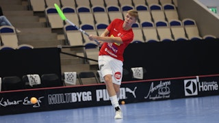 Liam Åström skjuter under matchuppvärmning.
