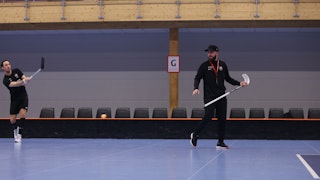 Juniortränare Theodor Jonsson instruerar under en skottövning.