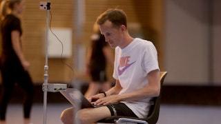 Richard Andersson antecknar på sin laptop under tester.