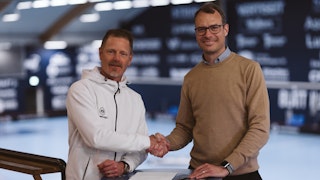 Johan Jihde, Brand Manager Unihoc och Emil Risberg, klubbchef Warberg Innebandy